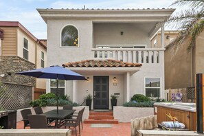 Outdoor dining - Stunning Beach Home with Stunning Rooftop, Parking, Spa, AC & Bay Views (San Diego)