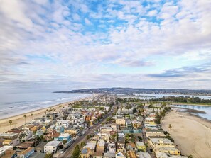 Beach nearby - Stunning Beach Home with Stunning Rooftop, Parking, Spa, AC & Bay Views (San Diego)