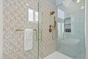 Combined shower/tub, hair dryer, towels