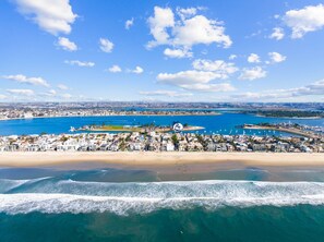 Beach nearby - Beach Oasis! Water Views, Rooftop, Parking, & W/D (San Diego)