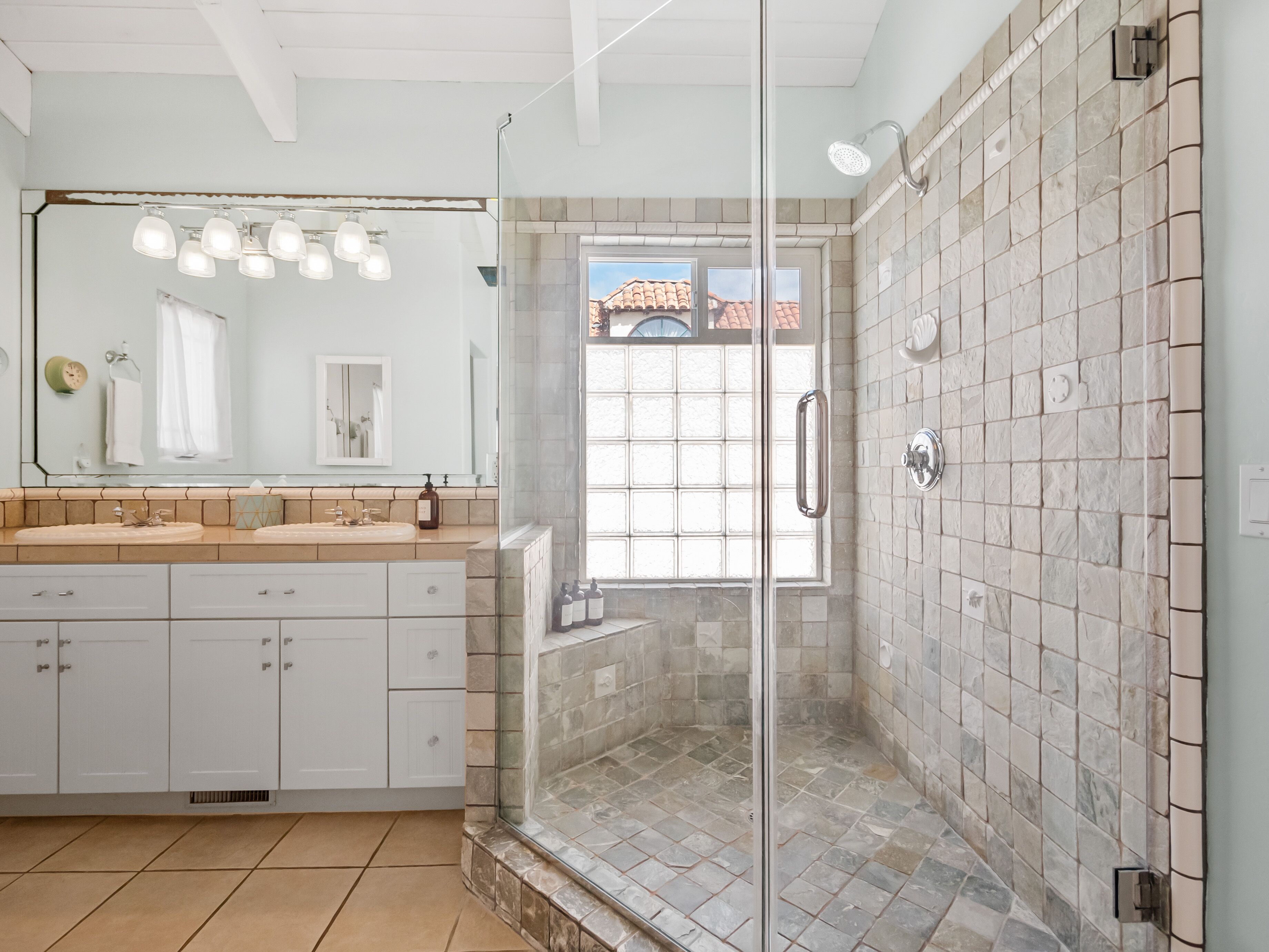 Stunning beach home - steps2sand, AC, Large Patio and Fast Wifi!