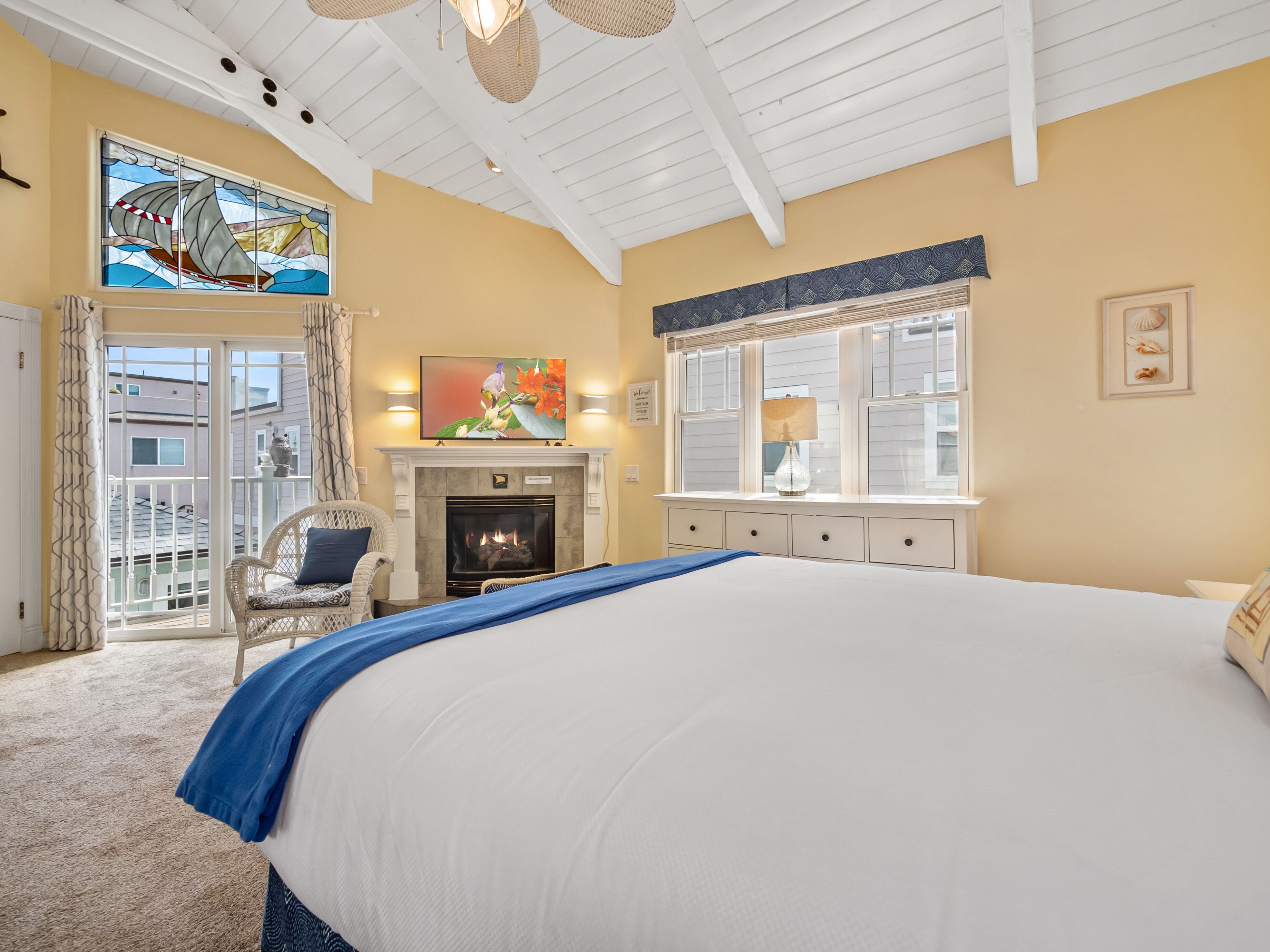 Stunning beach home - steps2sand, AC, Large Patio and Fast Wifi!