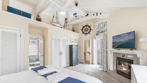 Quarto de hotel com cama, lareira, televisão e vista para San Diego.