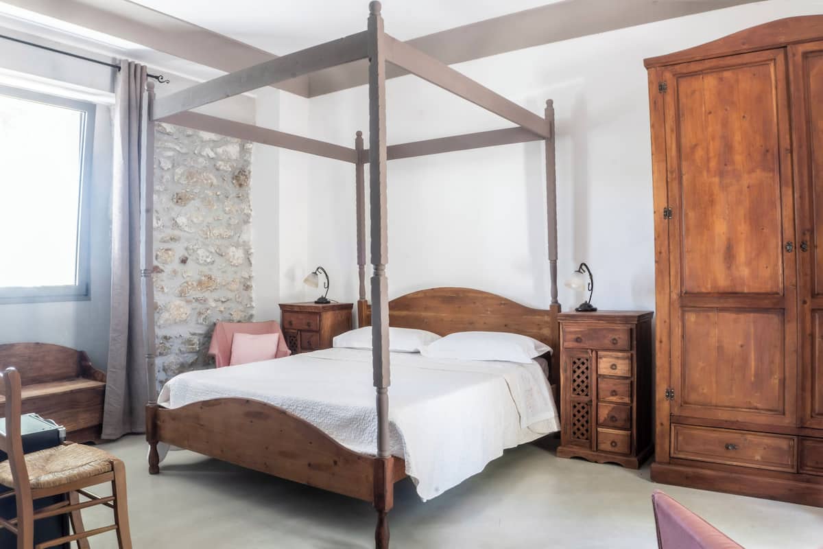 Down duvets, free WiFi, bed sheets
