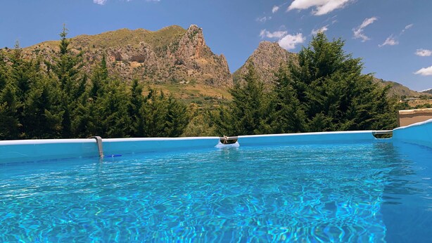 Una piscina al aire libre de temporada