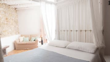 Camera quadrupla | Copriletto in piuma, Wi-Fi gratuito, lenzuola