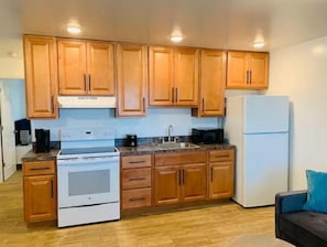 Refrigerador, microondas, parrilla de estufa y cafetera y tetera 