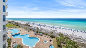 Un resort con piscina, playa y vista al océano.
