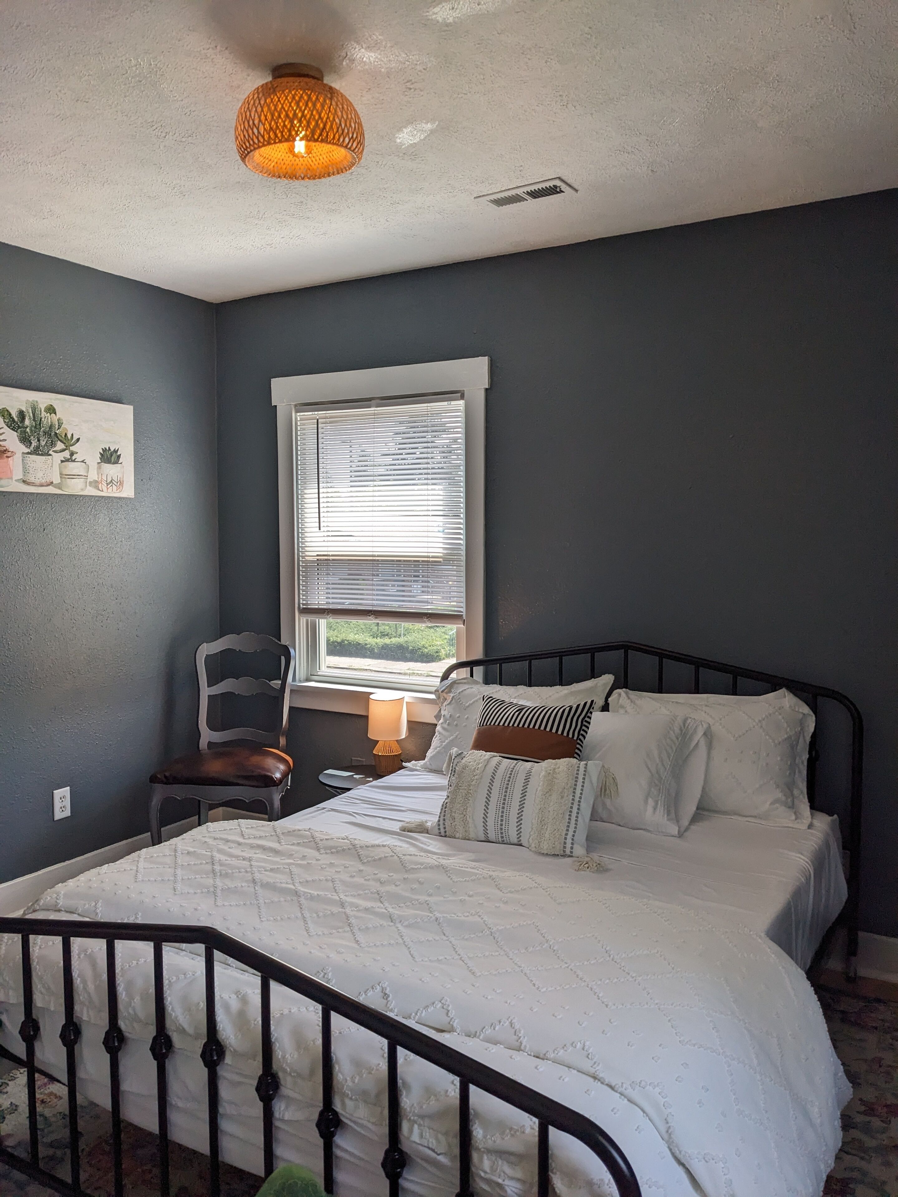 The Hummingbird Hideout 4bd/2ba pet/kid friendly Garland District Big yard 