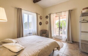 6 bedrooms, iron/ironing board, travel cot, WiFi