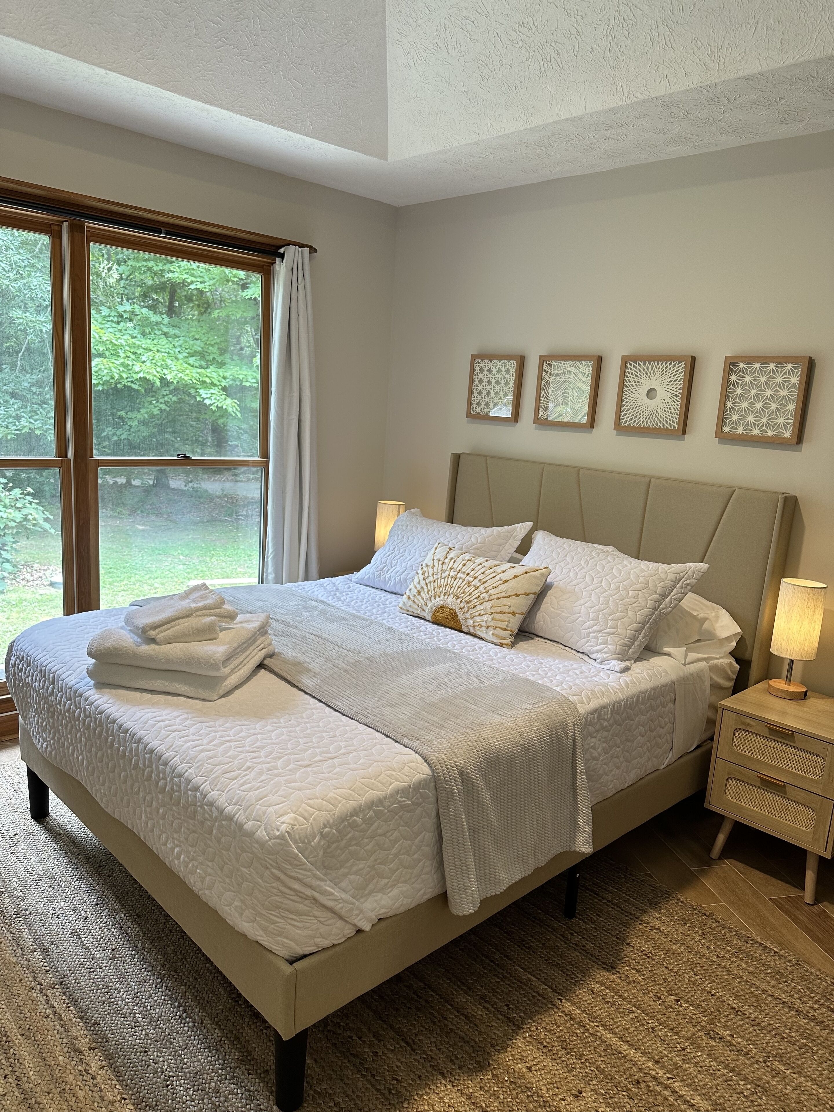 Lakefront, private dock, 12 guests, no steps