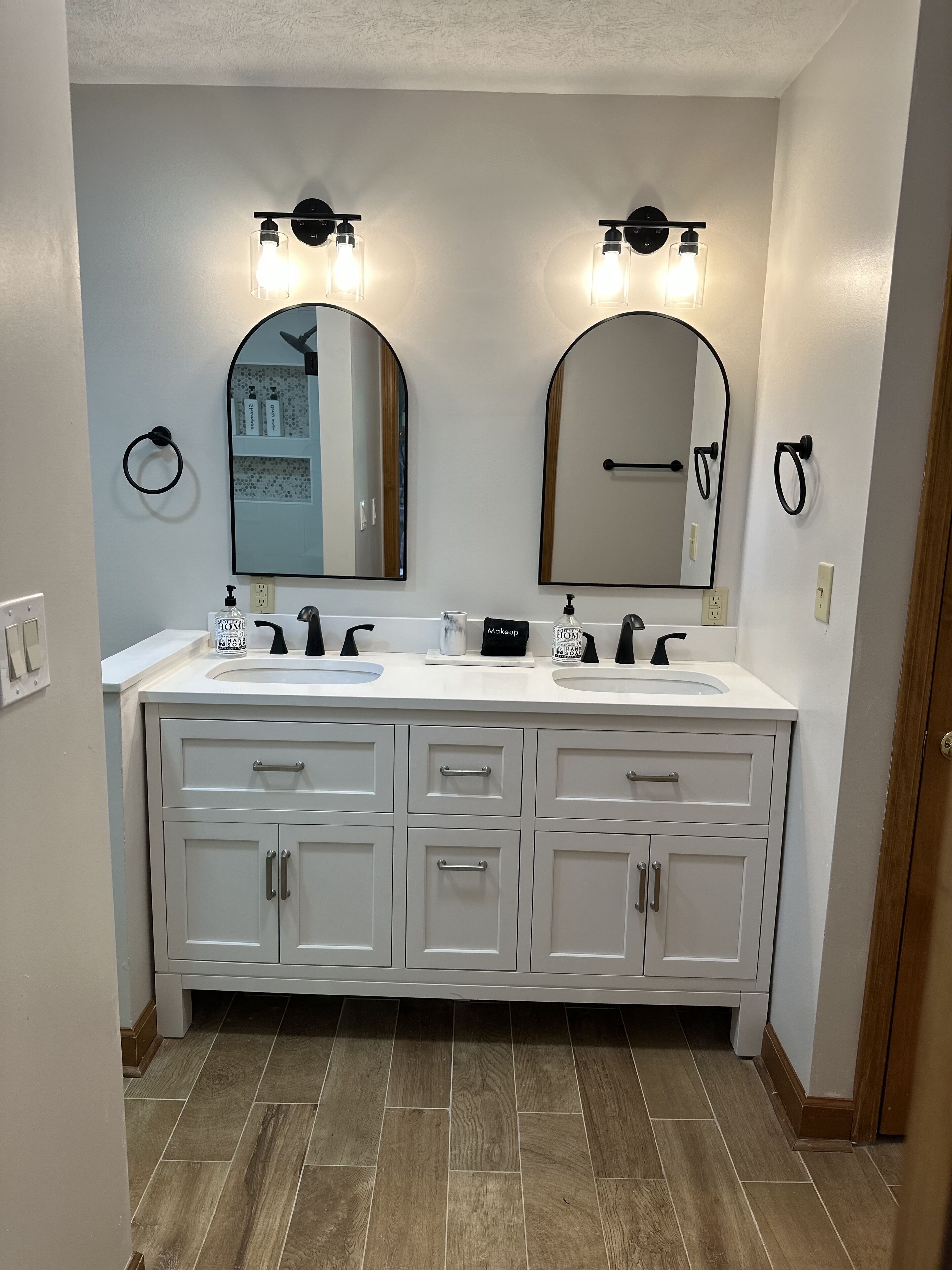 Lakefront, private dock, 12 guests, no steps