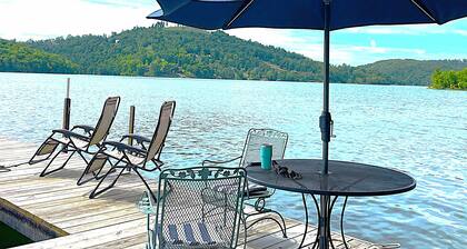 Breathtaking Waterfront Retreat, Private Docks, 10 guests, King Bed.