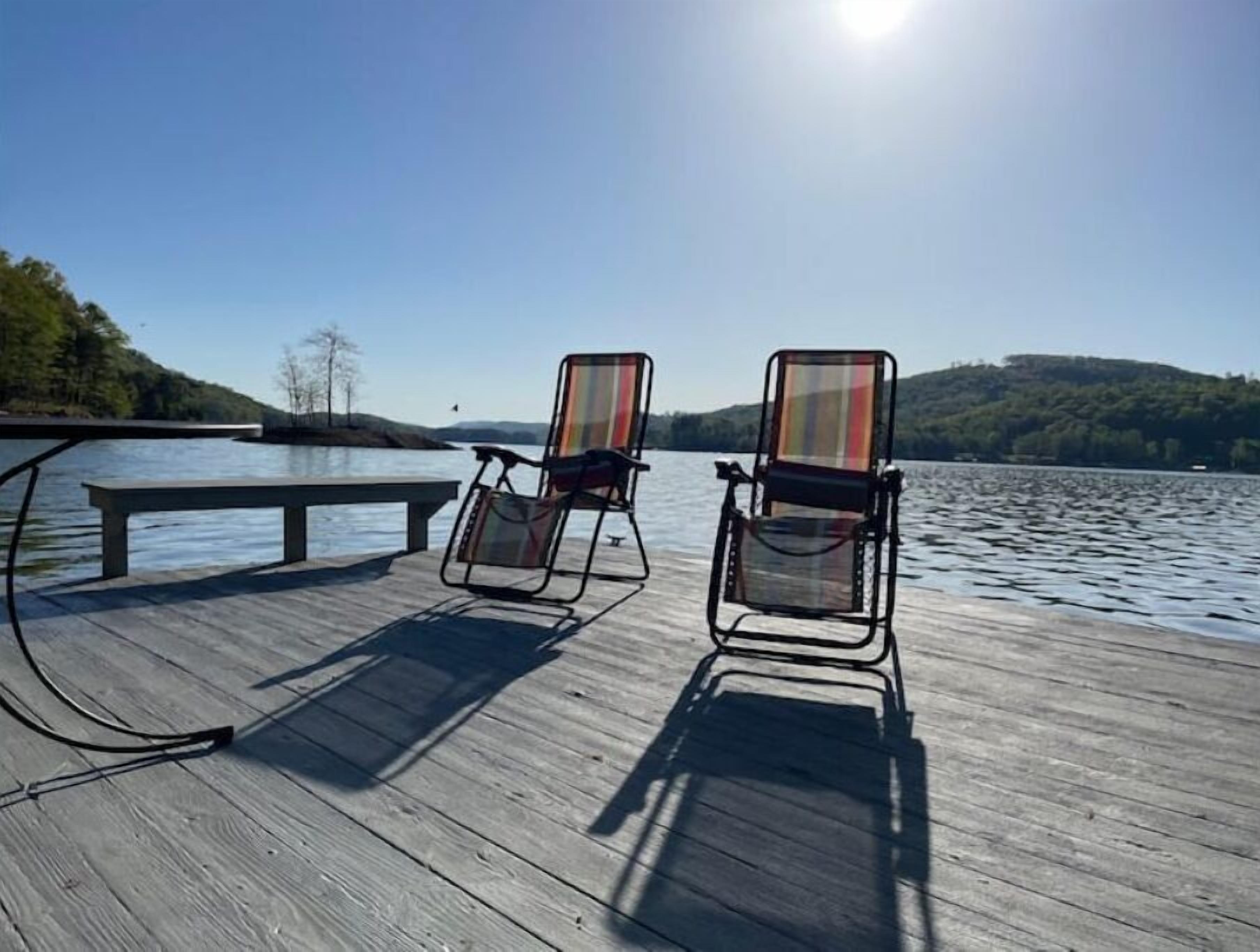 Lakefront, private dock, 12 guests, no steps