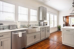 Køleskab, mikrobølgeovn, ovn, kogeplade