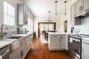 Køleskab, mikrobølgeovn, ovn, kogeplade