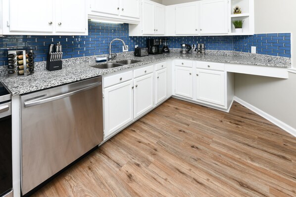 Private kitchen - Beautiful Villa in Myrtle Beach within 4 min walk to the beach (Myrtle Beach)