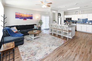 Living area - Beautiful Villa in Myrtle Beach within 4 min walk to the beach (Myrtle Beach)