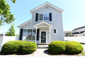 Exterior - Beautiful Villa in Myrtle Beach within 4 min walk to the beach (Myrtle Beach)
