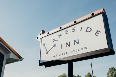Sunset Suite - Charming Two Bedroom Suite at the Lakeside Inn at Dale Hollow