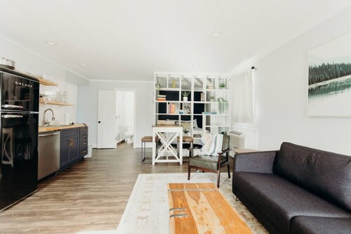 Charming 2 Bedroom/2 Bath Suite at the Lakeside!