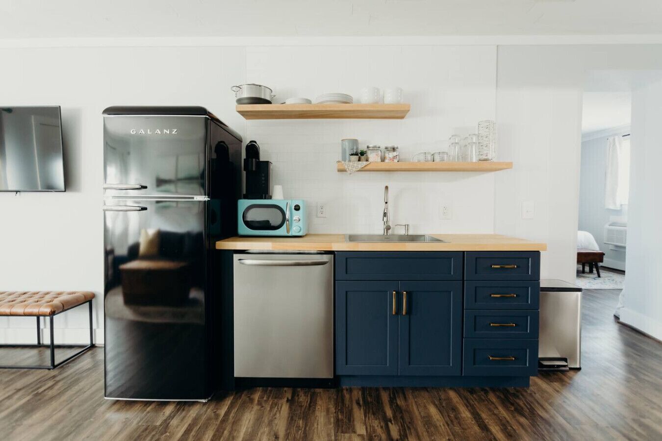 Refrigerador, cafetera y tetera y utensilios de cocina 