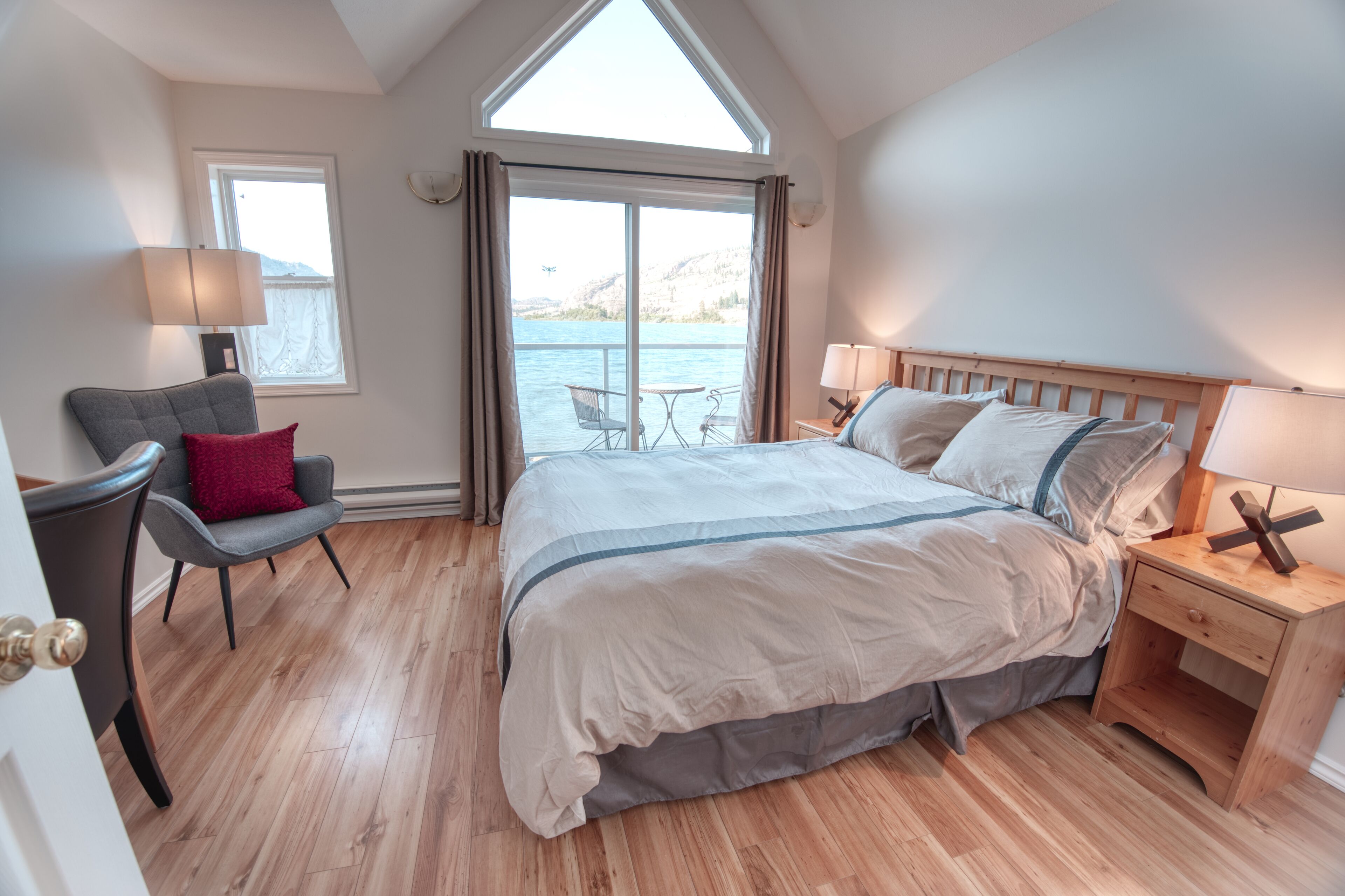 Vaseux Lakeside Townhomes w/ Private Beach and watercraft