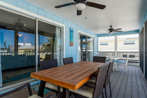 Heated Pool, 3- 5 minute walk to beach, restaurants. Pet Friendly.  