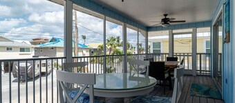 Heated Pool, 5-minute walk to beach, restaurants. Pet Friendly. In great shape!