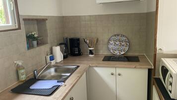 Een koelkast, een microgolfoven, een kookplaat