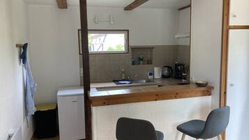 Réfrigérateur, micro-ondes, plaque de cuisson, cafetière/bouilloire