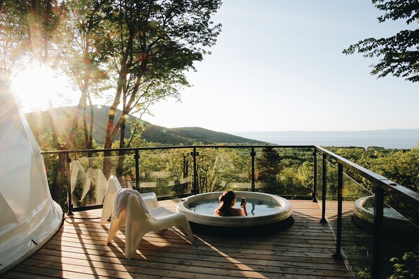 Hytte – deluxe, 2 queensize-senger, spabadekar, elveutsikt | Utsikt fra rommet