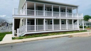 Un immeuble de deux étages, doté d’un balcon à chaque niveau, d’un porche avant couvert et du numéro « 2637 » sur le côté.