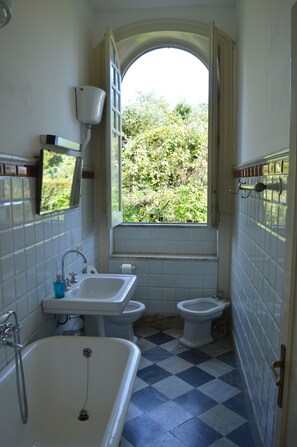 Shower, hair dryer, bidet, towels - Art Nouveau style villa facing Mondello beach (Palermo)