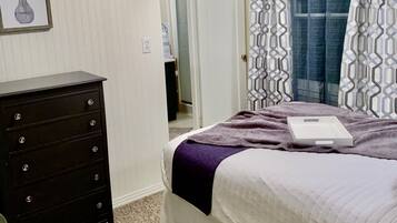 1 dormitorio, escritorio, tabla de planchar con plancha y cuna de viaje