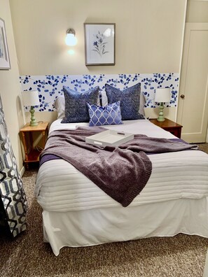 1 habitación, escritorio, tabla de planchar con plancha y cuna de viaje