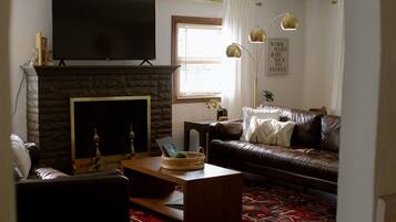 Smart TV, chimenea y futbolito