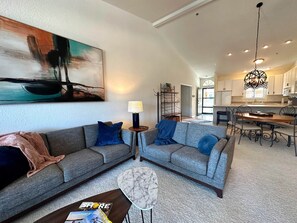 TV, DVD player - The Pointe at Lazy Days (Osage Beach)