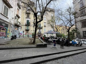 Onsite parking - 3BR/3BA in the Historical Center of Naples (Napoli)