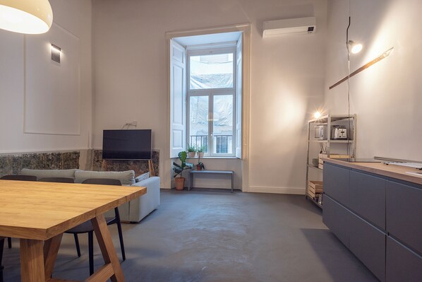 Smart TV, books - 3BR/3BA in the Historical Center of Naples (Napoli)