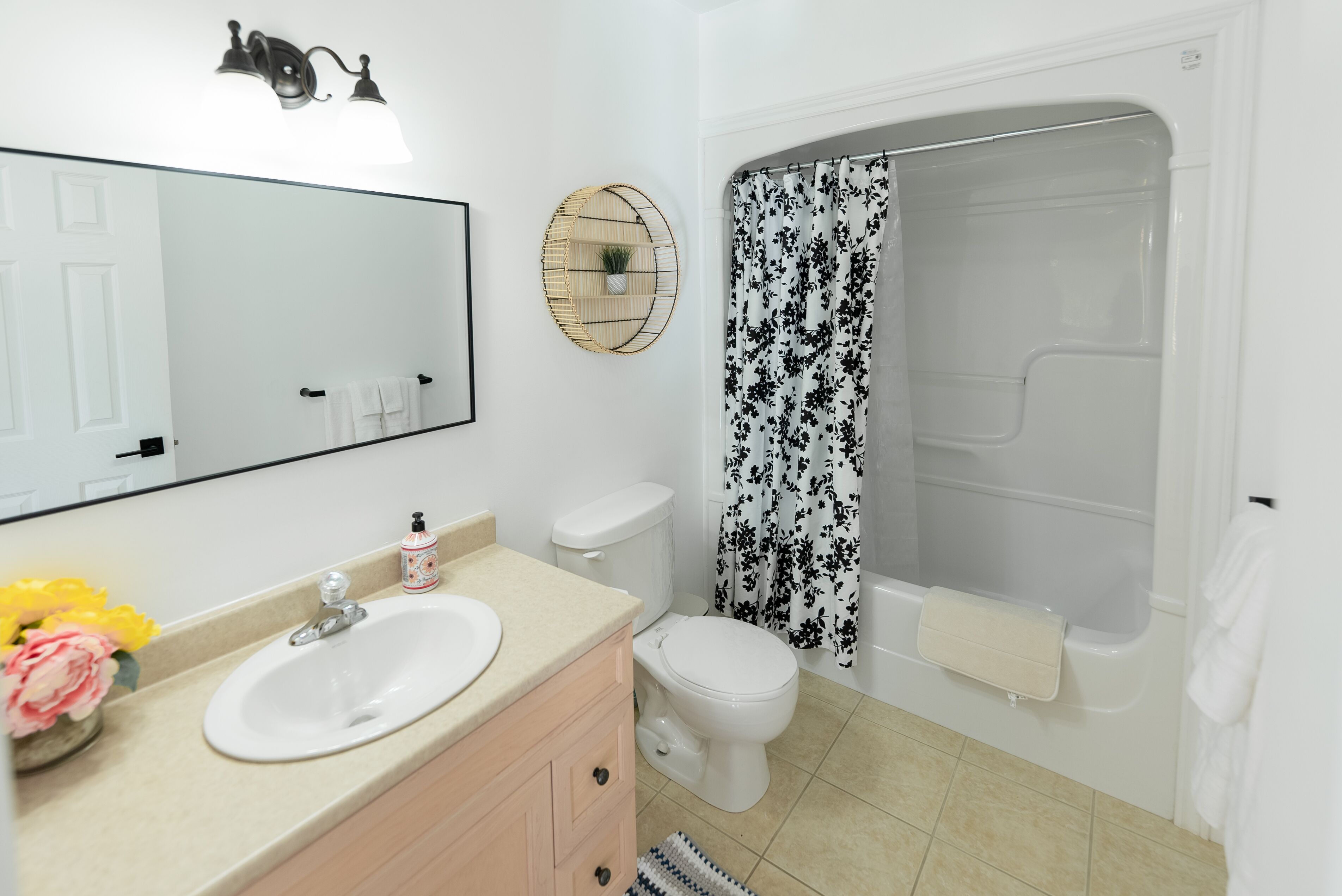 Sandals Of Tiny ~ Sleep16✔Hot tub✔Sauna✔3 Min Walk to Private Beach Georgian Bay