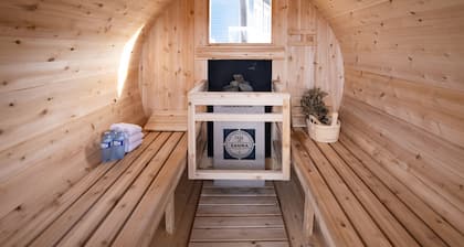 Sandals Of Tiny ~ Sleep16✔Hot tub✔Sauna✔3 Min Walk to Private Beach Georgian Bay