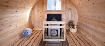 Sandals Of Tiny ~ Sleep16✔Hot tub✔Sauna✔3 Min Walk to Private Beach Georgian Bay