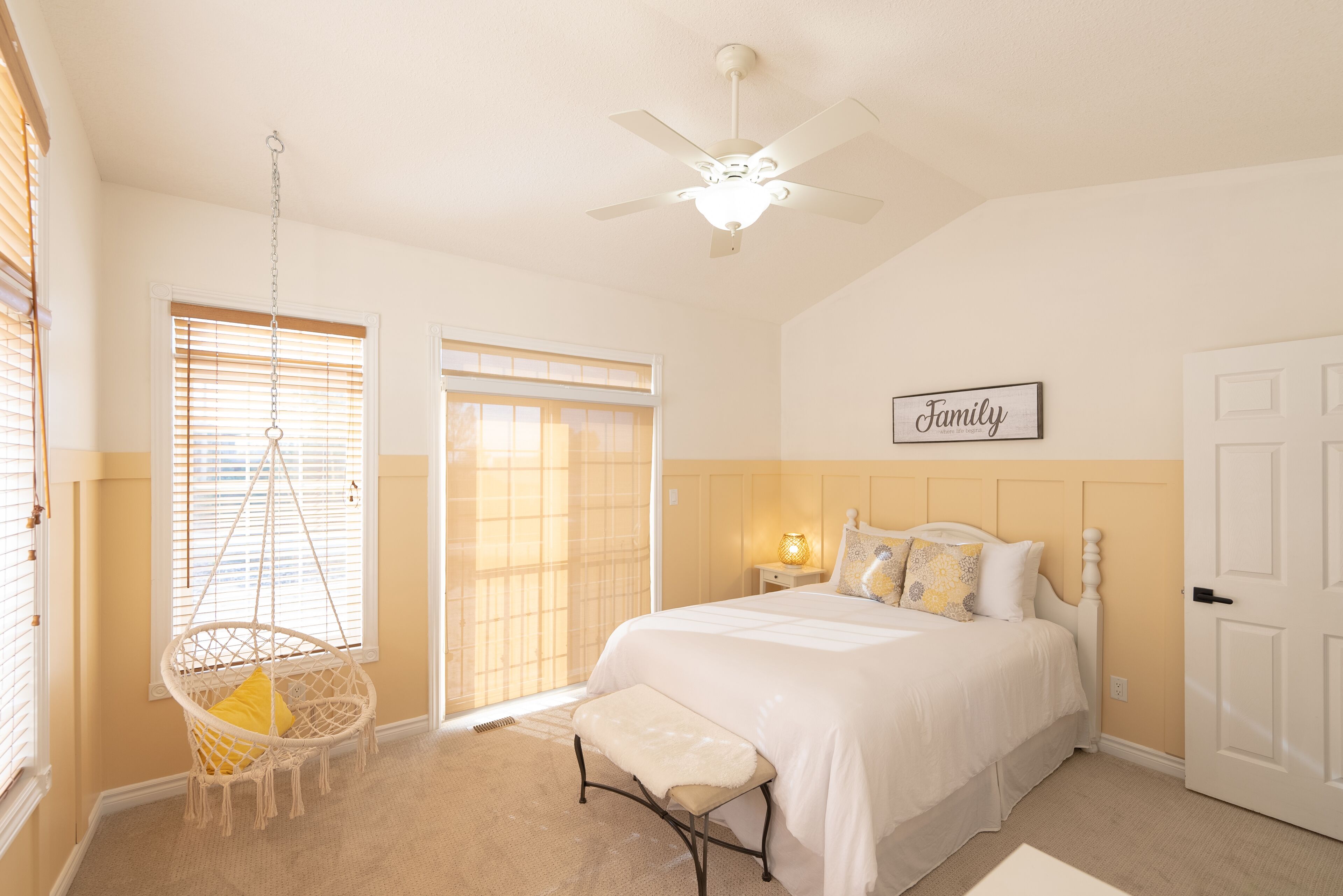 Sandals Of Tiny ~ Sleep16✔Hot tub✔Sauna✔3 Min Walk to Private Beach Georgian Bay