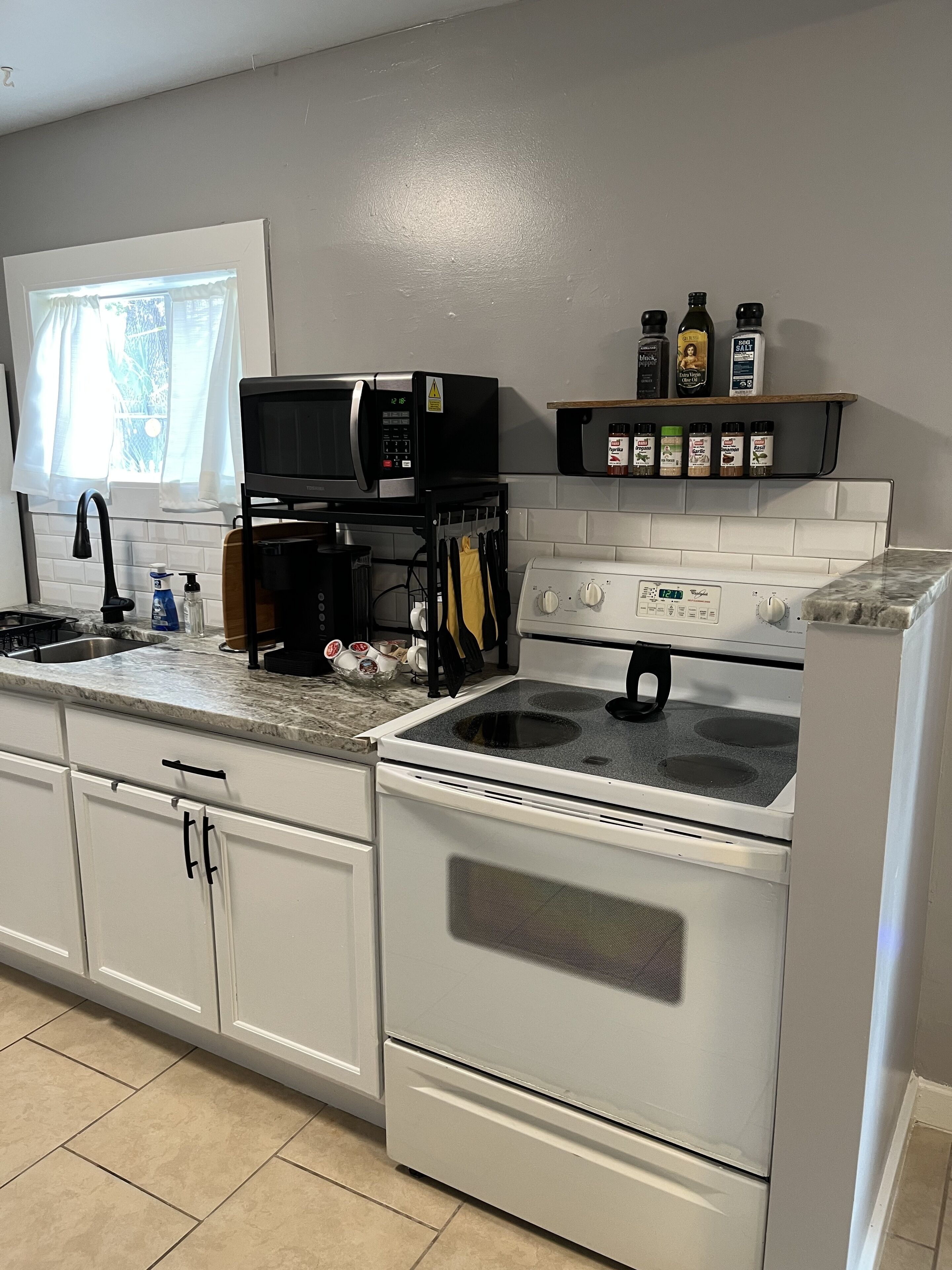 Walk to Riverfront and Armature Works! 1 bedroom apartment with 
Free Parking