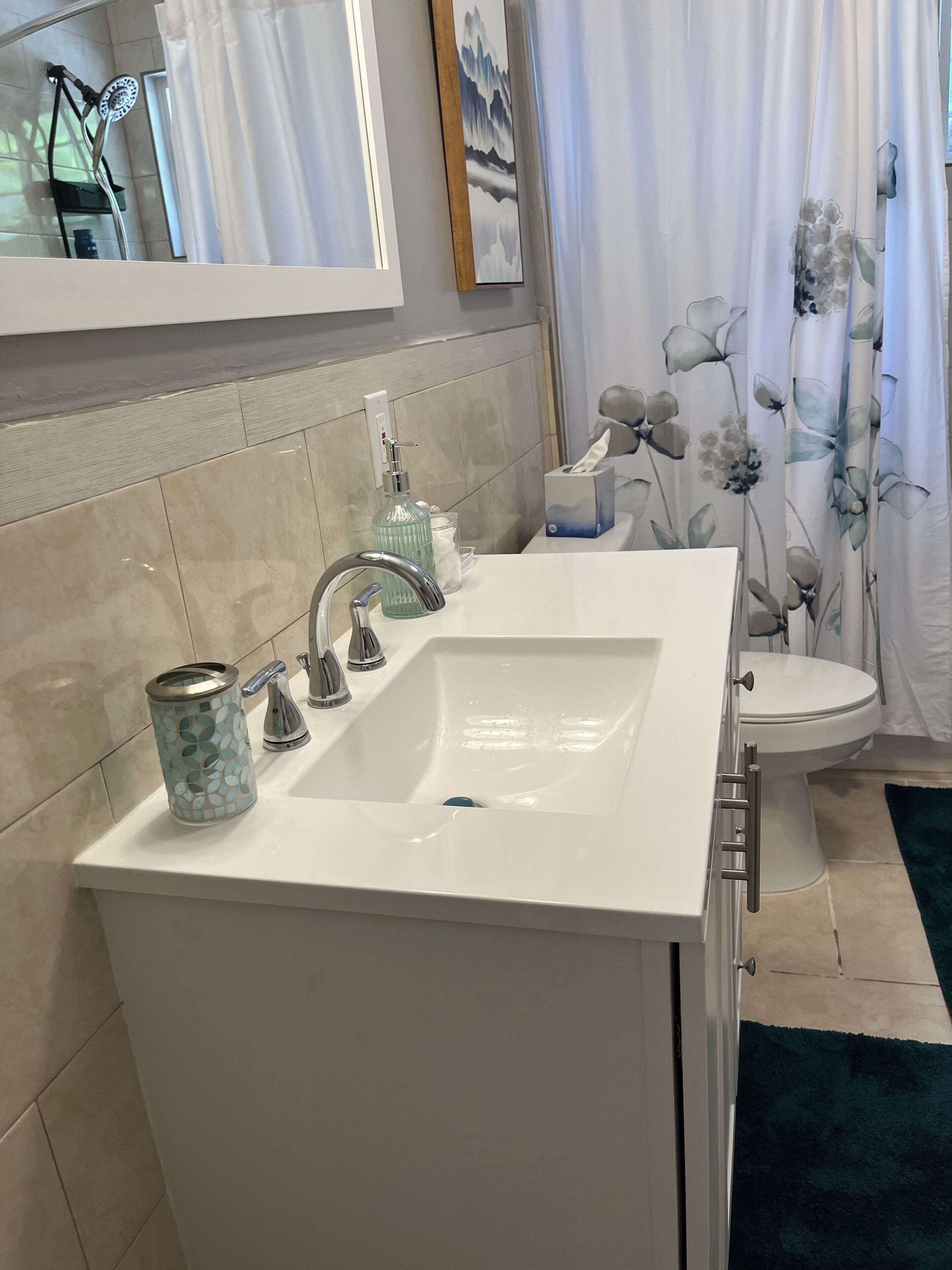 Walk to Riverfront and Armature Works! 1 bedroom apartment with 
Free Parking