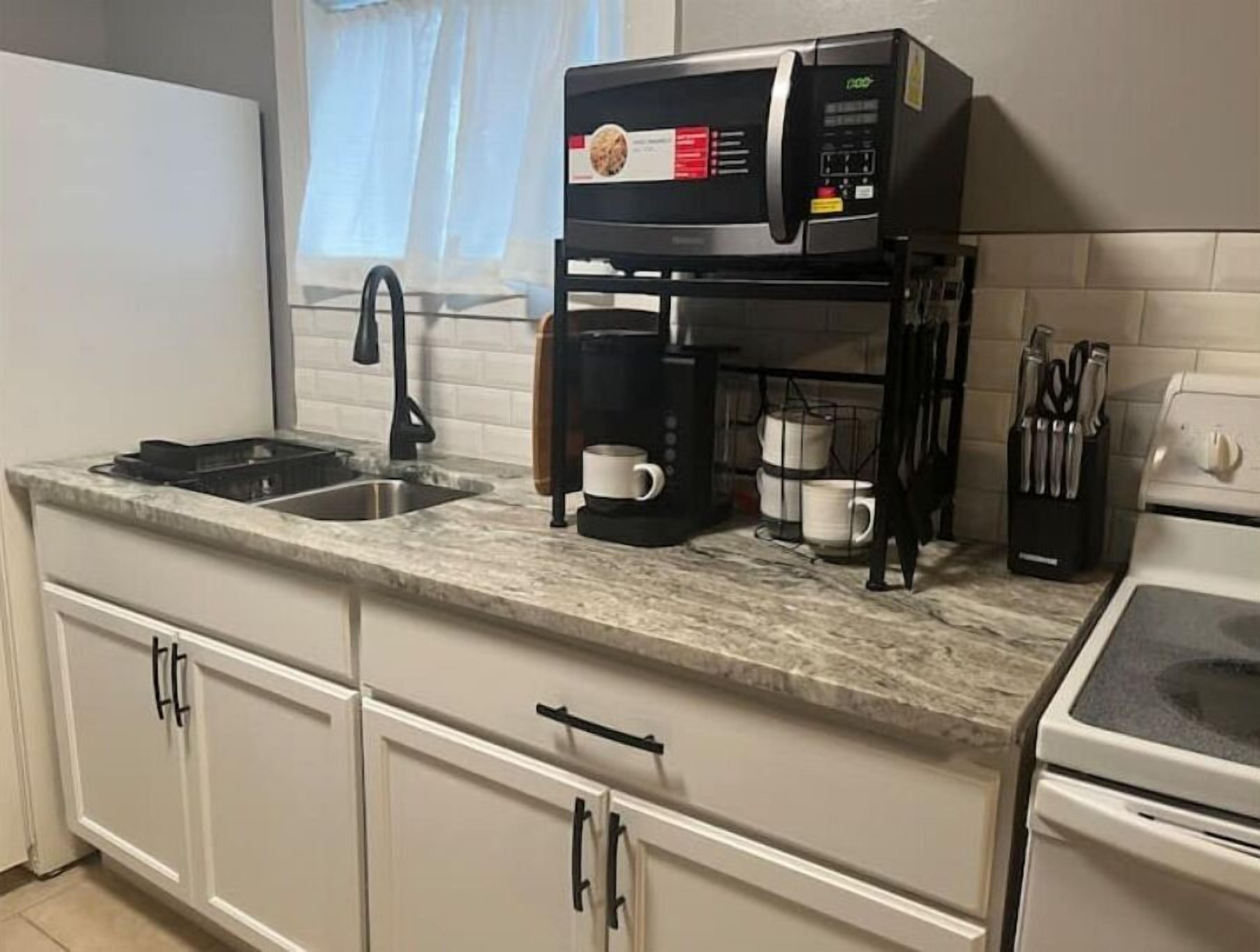 Walk to Riverfront and Armature Works! 1 bedroom apartment with 
Free Parking