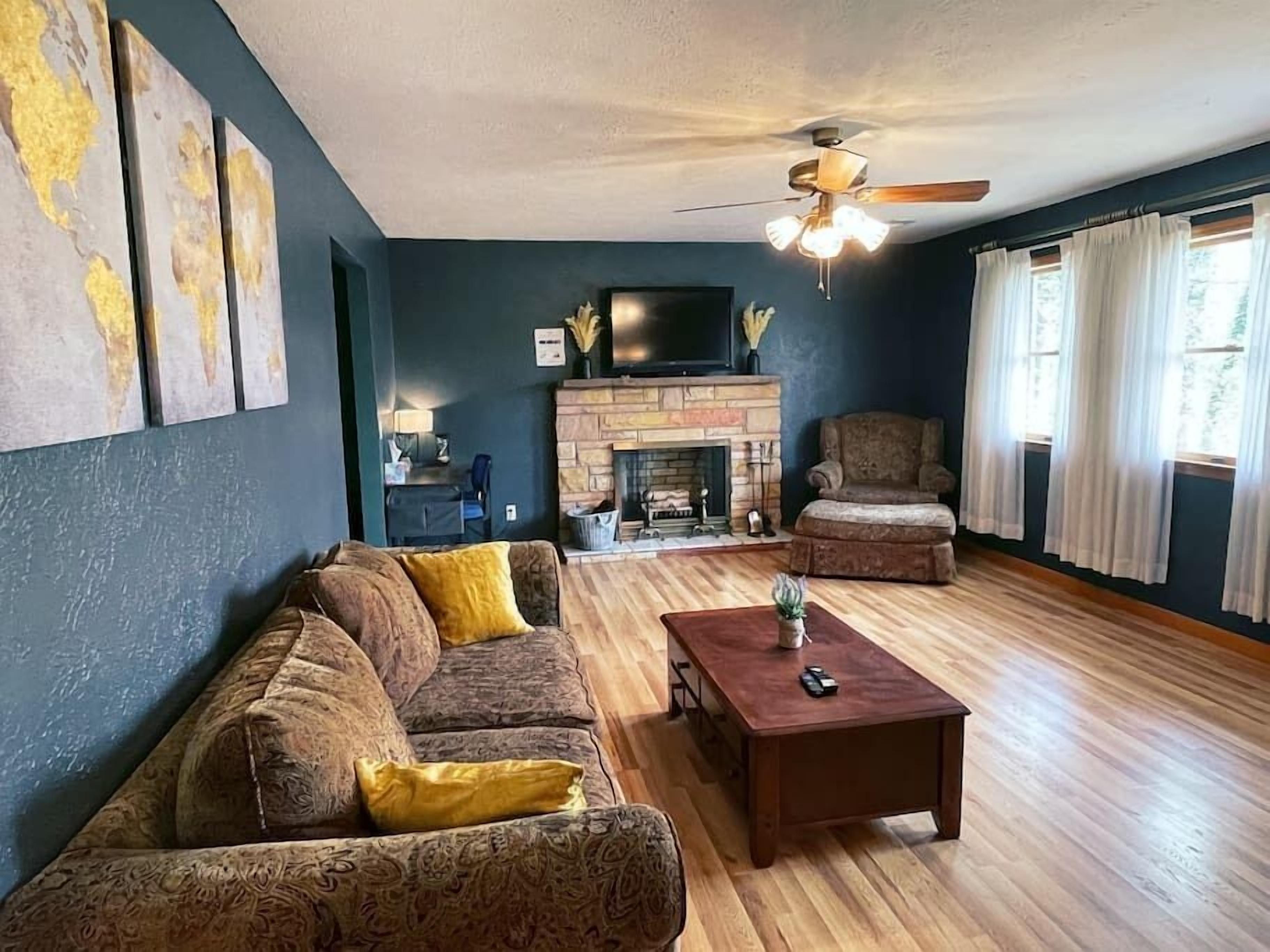 Woodsy Retreat+Hot Tub+Game Room+Ideal Location