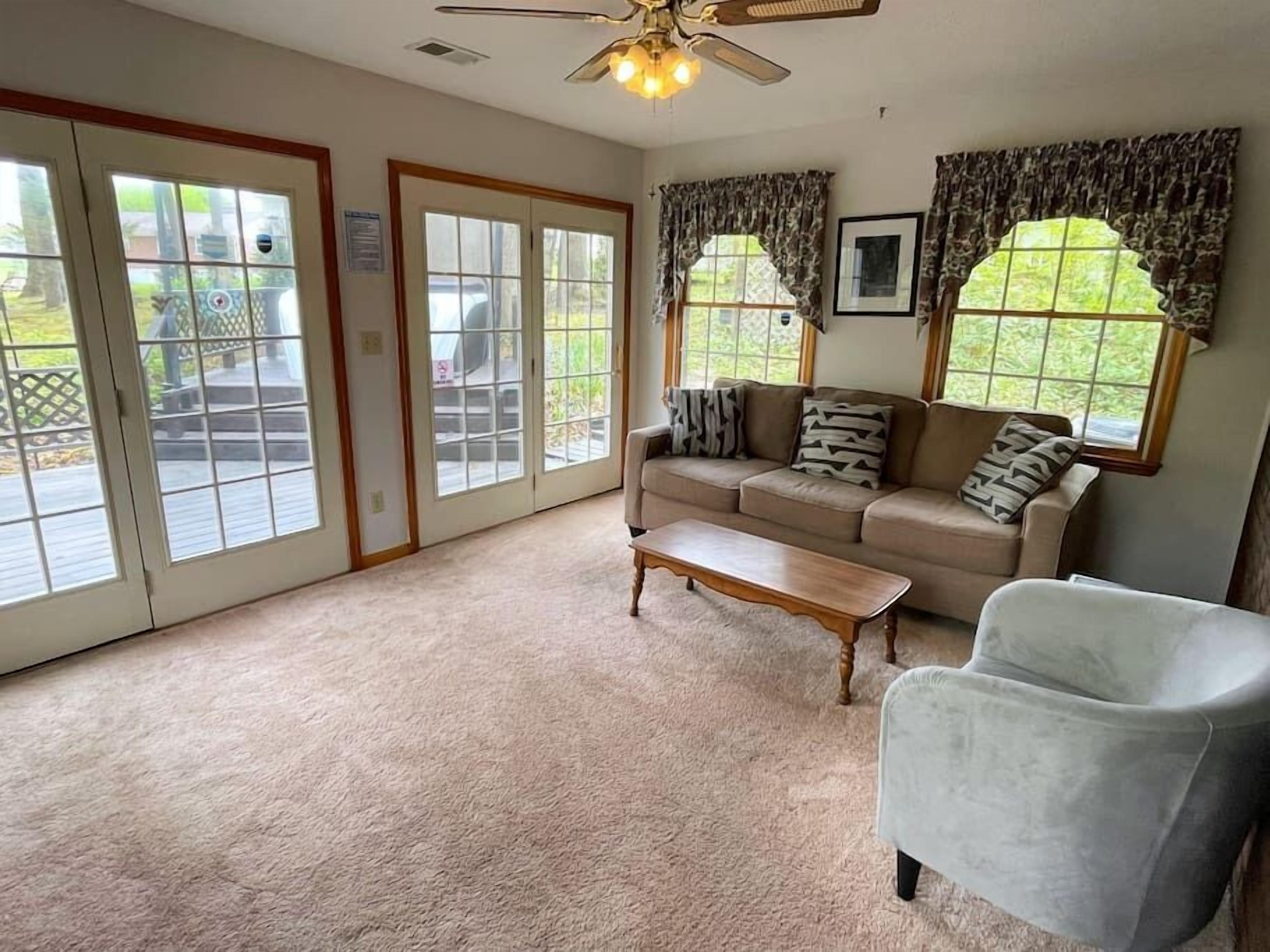 Woodsy Retreat+Hot Tub+Game Room+Ideal Location