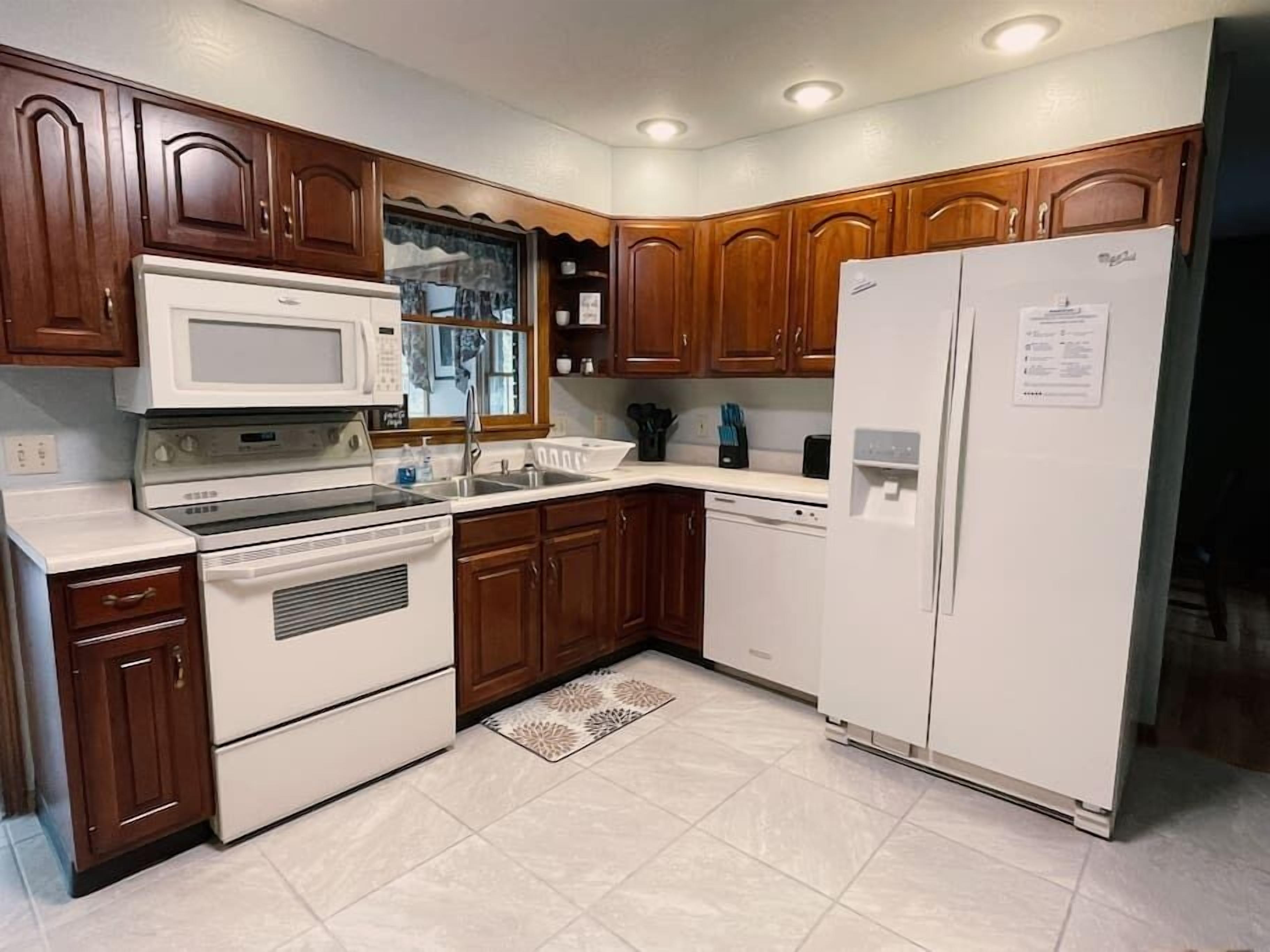 Woodsy Retreat+Hot Tub+Game Room+Ideal Location